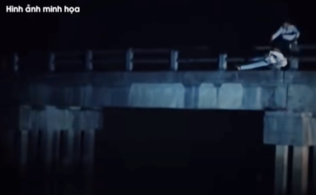 Sau khi sát hại nạn nhân, Tiến điều khiển xe taxi chở xác nạn nhân đến Cầu Sú thuộc tổ dân phố 2, thị trấn Thạch Hà, vứt xuống dưới cầu, sau đó tiếp tục ra đường đê Cầu Cày để ném một số giấy tờ liên quan nhằm xóa dấu vết, rồi điều khiển xe taxi rời khỏi hiện trường. Từ lời khai của đối tượng, với những tài liệu thu thập được, Công an TP đã phối hợp với các phòng nghiệp vụ tiến hành truy tìm tung tích nạn nhân.