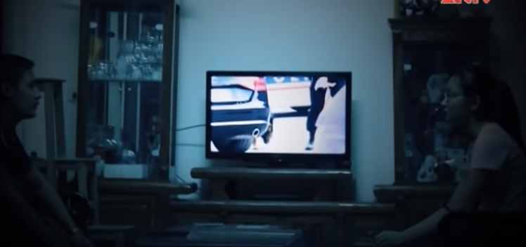 Được biết, trong quá trình coi thi ở trường THPT Mai Thúc Loan, chị Oanh có quen một học sinh tên là Tuấn, và có nhờ Tuấn chỉ địa chỉ nhà thờ để đi lễ. Đến 18h30 cùng ngày chị Oanh ra đường 70 trước khách sạn Sailing, TP Hà Tĩnh bắt xe taxi đi lễ tại nhà thờ xứ An Nhiên ở Thạch Hạ. Sau khi đi lễ, chị Oanh ghé vào nhà Tuấn ở xóm Hạ, xã Thạch Hạ chơi khoảng 15 phút rồi ra về.