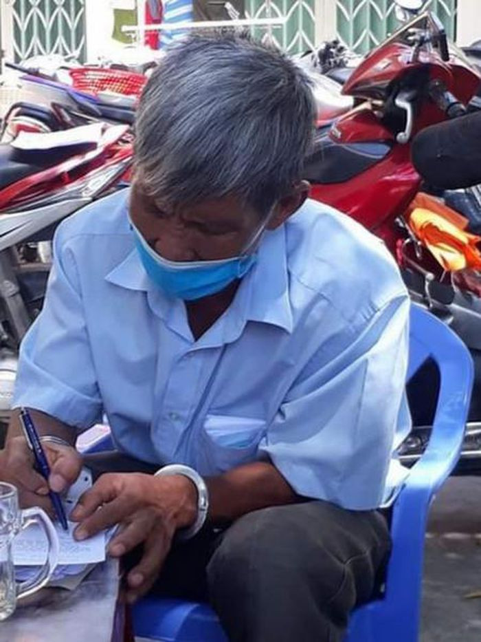  Chém vợ trọng thương vì ghen tuông bóng gió: Trần Văn Trị (SN 1966, trú TP Nha Trang, Khánh Hoà) nghi ngờ người vợ kém hơn mình 10 tuổi là bà Nguyễn Thị Tình (trú cùng địa phương) có quan hệ tình cảm với người khác, nên đã dùng dao chém nạn nhân nguy kịch. Ngày 1/10, Trị bị Công an tỉnh Khánh Hòa bắt tạm giam. 