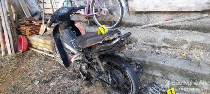  Dùng rơm châm lửa đốt xe hàng xóm: Vì mâu thuẫn cá nhân, Lữ Văn Cảnh (SN 2000, trú huyện Con Cuông, Nghệ An) đã dùng rơm châm lửa đốt liên tiếp 2 xe mô tô của hàng xóm là anh V.V.H. (SN 2001). Ngày 1/10, Cảnh bị Công an huyện Con Cuông tạm giữ để điều tra. 