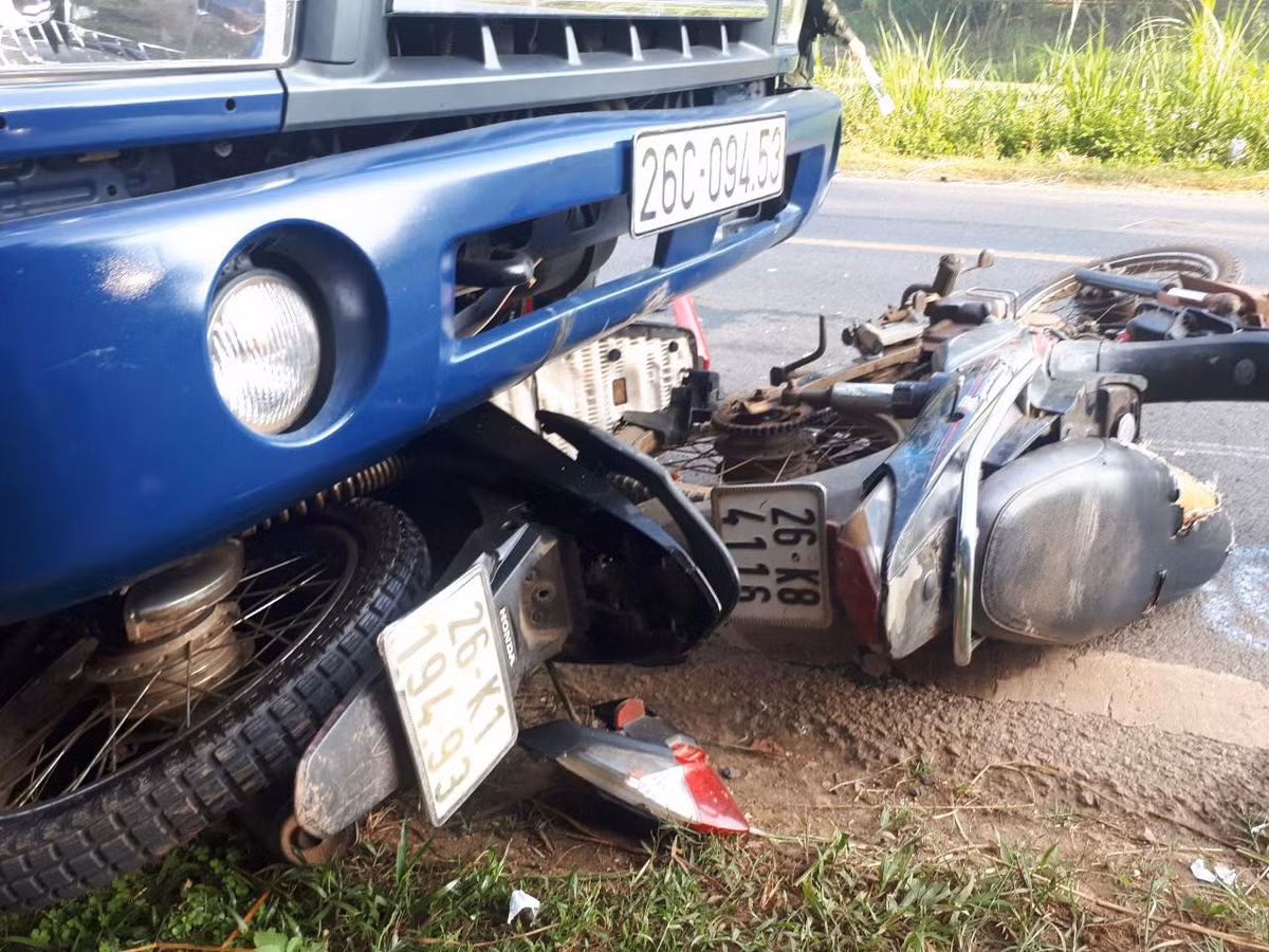 2 xe máy va chạm với xe tải khiến 1 người chết tại chỗ - Hình 2 2 xe may va cham voi xe tai khien 1 nguoi chet tai cho-Hinh-2