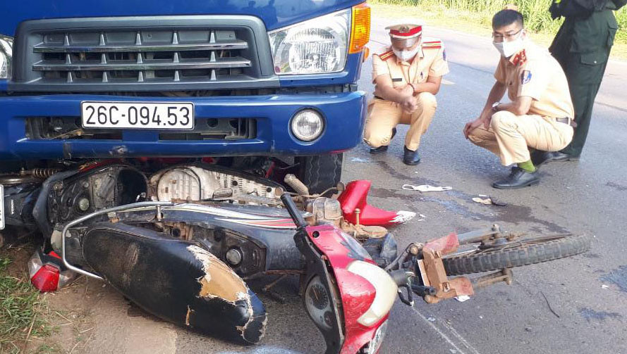 Hiện nguyên nhân vụ hai xe máy va chạm với xe tải khiến 1 người chết, 2 người bị thương đang được các cơ quan chức năng điều tra, làm rõ. 