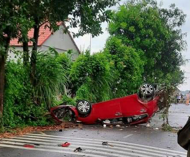 Cụ thể, vào khoảng thời gian trên ô tô 4 chỗ mang biển kiểm soát 98A-N06.33 đang lưu thông hướng từ đầu Chanh (xã Trung Chính) về cầu Phương (xã Phú Hoà), trên xe có 6 người.