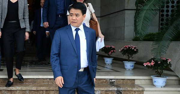 Sau đó, doanh nghiệp bán lại số hóa chất cho Công ty Thoát nước với giá hơn 151 tỷ đồng. VKS xác định hợp đồng mua bán trái quy định mang về cho Công ty Arktic, cũng là công ty của gia đình ông Chung, khoản lợi nhuận hơn 36 tỷ đồng. Đây là thiệt hại của vụ án. Trong vụ này, ông Chung bị truy tố ở khung hình phạt tù từ 10 năm đến 15 năm. 