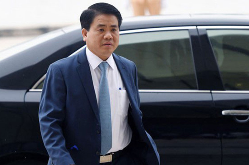  Chỉ đạo mua Redoxy 3C thông qua công ty của gia đình: Ông Chung bị VKSND truy tố do chỉ đạo Công ty Thoát nước Hà Nội mua chế phẩm Redoxy 3C trái quy định từ Công ty Arktic (do vợ của ông Chung thành lập), gây thiệt hại hơn 36 tỷ đồng. Theo cáo buộc, tháng 5/2016, ông Chung lập đoàn đại biểu sang Hà Lan, Đức, Pháp để tham quan, làm việc. Nguyễn Trường Giang (Giám đốc Công ty Arktic) không phải cán bộ UBND nhưng được ông Chung cho phép đi cùng đoàn. Thông qua chuyến công tác, UBND Hà Nội đặt hàng hãng Watch Water (ở Đức) chế tạo Redoxy 3C để xử lý ô nhiễm sông, hồ trên địa bàn. 