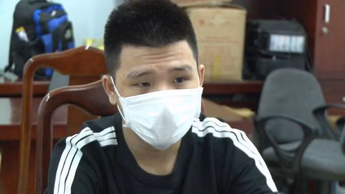  Dùng thủ đoạn tinh vi lừa đảo, chiếm đoạt gần 8 tỷ đồng: Lê Thanh Phụng (SN 2003, ở Quảng Trị) lập tài khoản Facebook ảo tham gia vào các hội nhóm của đạo Thiên chúa và kết bạn với các Linh mục, Sơ rồi nhắn tin làm quen. Sau đó, Phụng gỏ ý muốn chuyển tiền làm từ thiện. Khi nạn nhân cung cấp các thông tin cá nhân Phụng lừa đảo chiếm đoạt gần 8 tỷ đồng. Công an tỉnh Thừa Thiên Huế cho biết, Phụng vừa bị Công an tỉnh này bắt giữ. 