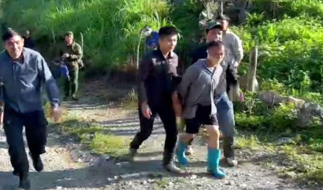  Bắt đối tượng truy nã đặc biệt nguy hiểm tại Sơn La: Ngày 3/10, Công an tỉnh Sơn La cho biết vừa bắt giữ đối tượng truy nã đặc biệt nguy hiểm Tráng A Chứ (SN 1973, trú huyện Vân Hồ) với tội danh mua bán trái phép chất ma túy.