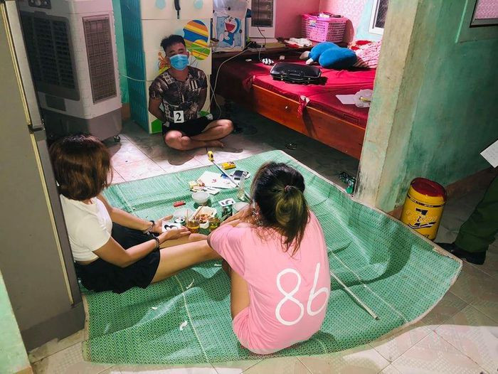  Bắt giữ "ổ nhóm" nam nữ tàng trữ trái phép chất ma túy: Ngày 3/10, Công an tỉnh Quảng Bình cho biết, vừa phát hiện tại nhà ông Lê Văn Tuyết (SN 1967, trú huyện Quảng Trạch) có một số đối tượng tụ tập, sử dụng trái phép chất ma túy. Tại hiện trường, phát hiện, thu giữ trên người đối tượng Lê Văn Nghiệp (ở Hà Tĩnh) 18 viên nén màu hồng và một số tang vật có liên quan. 