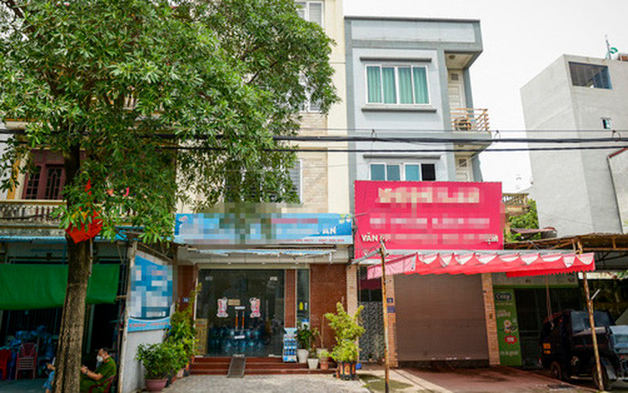 Được biết, gia đình cháu bé chuyển đến ngôi nhà này sinh sống được khoảng hơn 2 năm, kinh doanh nước khoáng. Hiện vụ cháu bé 6 tuổi bị bố đánh tử vong ở Hà Nội đang được cơ quan chức năng điều tra, làm rõ. 