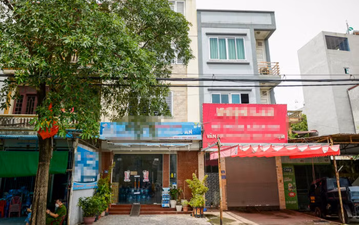 Được biết, gia đình cháu bé chuyển đến ngôi nhà này sinh sống được khoảng hơn 2 năm, kinh doanh nước khoáng. Hiện vụ cháu bé 6 tuổi bị bố đánh tử vong ở Hà Nội đang được cơ quan chức năng điều tra, làm rõ. 