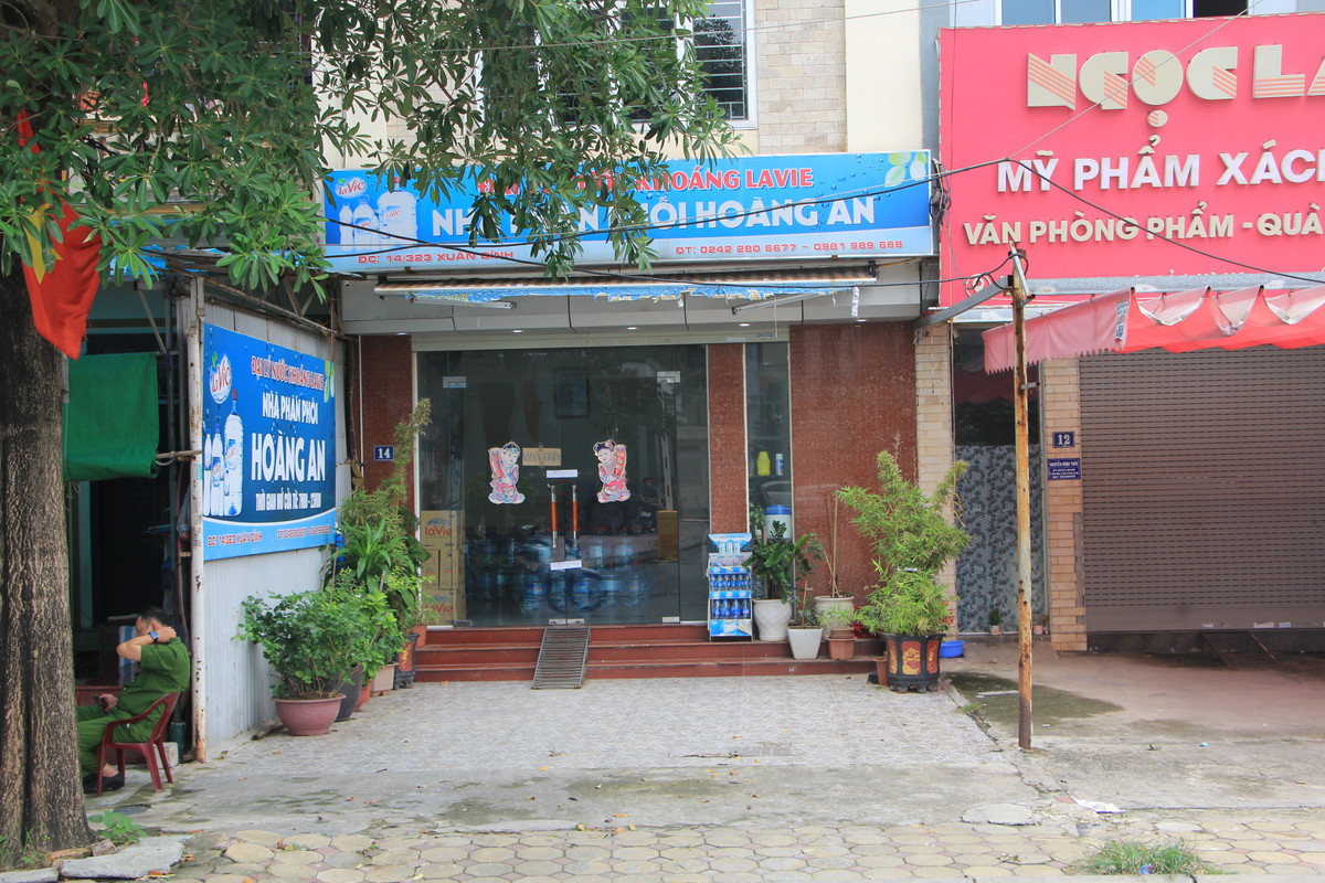 Trước đó, ngày 28/9, Công an quận Bắc Từ Liêm (Hà Nội) đã ra quyết định khởi tố bị can Lê Thành Công (43 tuổi) về tội cố ý gây thương tích theo quy đinh tại điều 134 Bộ luật hình sự. Bị can Công bị cáo buộc dùng vũ lực đánh con gái L.H.A. (6 tuổi, lớp 1A16, Trường tiểu học Xuân Đỉnh) trong quá trình dạy con học tại nhà vào trưa ngày 16/9, dẫn đến cháu bé tử vong. 