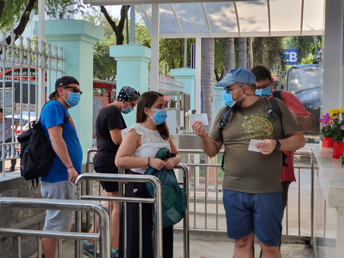 Cơ sở lưu trú, cơ sở nghỉ dưỡng, tham quan du lịch, các dịch vụ khác phục vụ cho khách tham quan được hoạt động tối đa 50% công suất với điều kiện đáp ứng Bộ tiêu chí đánh giá an toàn phòng, chống dịch. 