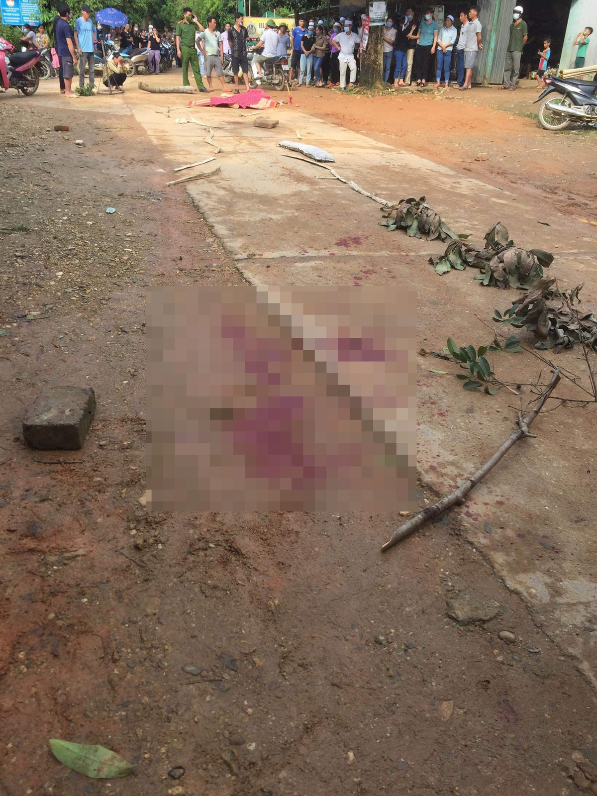 Bước đầu xác định nạn nhân là anh Nông Văn Ph. (SN 1987, trú xã Kim Bình) đã bị nghi phạm là Ma Văn Sáu (SN 1991, trú cùng xã) dùng dao sát hại. Ngay sau khi gây án, Sáu đã đến cơ quan công an đầu thú.