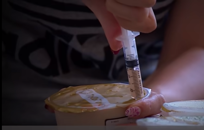 Trang bơm được 4 cốc thì hết chất độc, Trang vứt dao lam, băng dính và xilanh, kim tiêm vào thùng rác của gia đình.