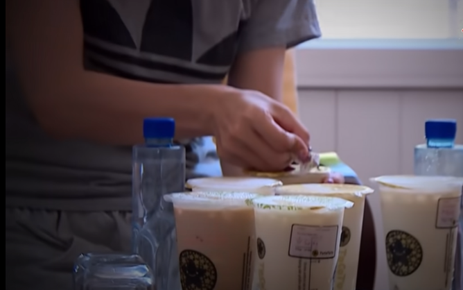 Biết chị Y. thích uống trà sữa nên sáng 2/12/2019, Trang đặt mua 6 cốc trà sữa, mua 1 xi lanh cùng kim tiêm mang về nhà. Trang dùng dao lam rạch một đường nhỏ khoảng 1cm tại phần nilon bịt miệng cốc, bơm chất Natri Xyanua vào trong các cốc trà sữa.