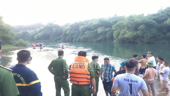  Tắm sông Thương, hai em nhỏ bị đuối nước: Ngày 1/10, UBND xã Quang Thịnh, huyện Lạng Giang (Bắc Giang) chiều 30/9, hai cháu Đồng Khắc Trung (SN 2008) ở thôn Vàng và Đồng Văn Khánh (SN 2009, điều trú ở huyện Lạng Giang) đi tắm sông Thương thuộc địa phận xã này không may bị đuối nước.