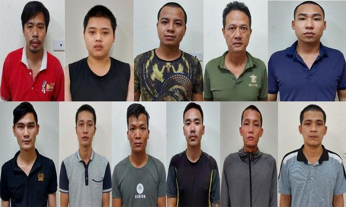  Bắt quả tang nhóm đối tượng đang "say sưa" đánh bạc: Ngày 1/10, Công an quận Long Biên, Hà Nội cho biết đã khởi tố vụ án, khởi tố bị can đối với 11 đối tượng về hành vi "Đánh bạc". Tại nơi đánh bạc, Công an thu giữ một bộ bát đĩa bằng sứ, 4 quân vị hình tròn, một chiếu nhựa, số tiền 13,9 triệu đồng tại chiếu bạc. 