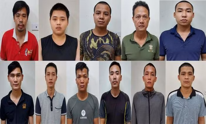  Bắt quả tang nhóm đối tượng đang "say sưa" đánh bạc: Ngày 1/10, Công an quận Long Biên, Hà Nội cho biết đã khởi tố vụ án, khởi tố bị can đối với 11 đối tượng về hành vi "Đánh bạc". Tại nơi đánh bạc, Công an thu giữ một bộ bát đĩa bằng sứ, 4 quân vị hình tròn, một chiếu nhựa, số tiền 13,9 triệu đồng tại chiếu bạc. 