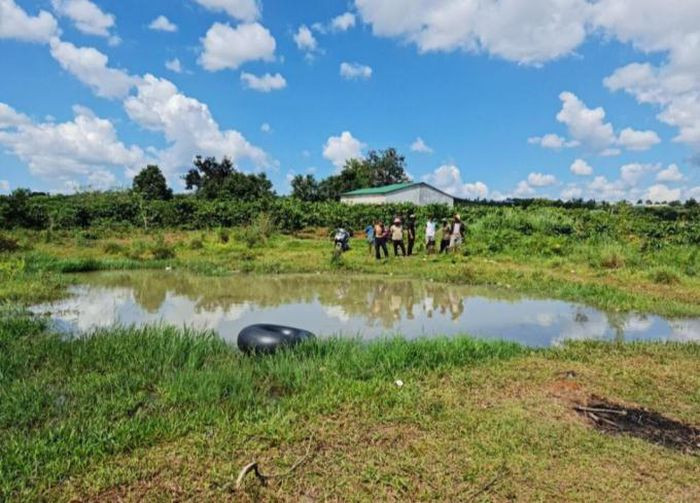  Đi tắm hồ, 2 cháu bé đuối nước thương tâm: Ngày 1/10, UBND xã Biển Hồ (TP Pleiku, tỉnh Gia Lai) cho biết, trưa 30/9, một nhóm khoảng 5-6 cháu nhỏ rủ nhau đi tắm tại hồ chứa nước của một hộ dân ở làng Phung, xã Biển Hồ. Không may, 2 cháu H.L. (14 tuổi) và M.L. (12 tuổi, cùng trú tại làng Phung, xã Biển Hồ) bị đuối nước. 