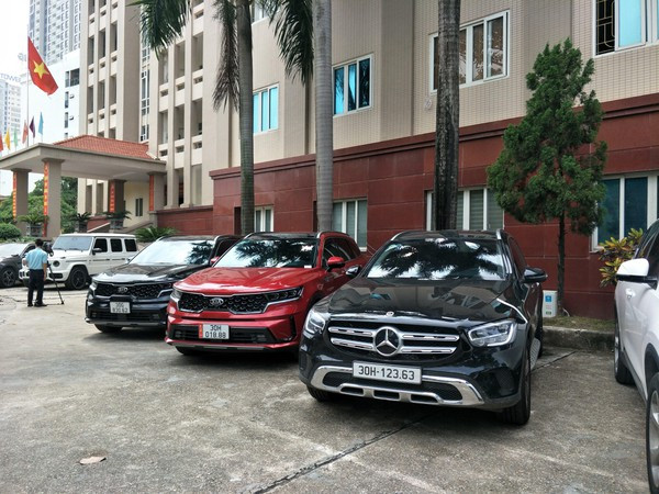 Đến nay, cơ quan điều tra đã thu giữ: 13 xe ô tô, trong đó có nhiều xe hạng sang như Mercedes-Benz AMG, Porsche…; hơn 9 tỷ đồng tiền mặt; 20.000 USD; 3 bộ trái phiếu trị giá 5 tỷ đồng; ra thông báo về việc phong tỏa các tài khoản ngân hàng với số tiền khoảng 10 tỷ đồng, kê biên tài sản 6 căn hộ của các đối tượng đang bị điều tra trong vụ án. 