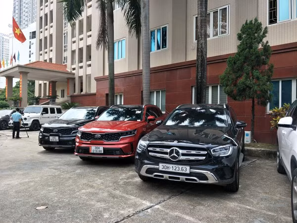 Đến nay, cơ quan điều tra đã thu giữ: 13 xe ô tô, trong đó có nhiều xe hạng sang như Mercedes-Benz AMG, Porsche…; hơn 9 tỷ đồng tiền mặt; 20.000 USD; 3 bộ trái phiếu trị giá 5 tỷ đồng; ra thông báo về việc phong tỏa các tài khoản ngân hàng với số tiền khoảng 10 tỷ đồng, kê biên tài sản 6 căn hộ của các đối tượng đang bị điều tra trong vụ án. 