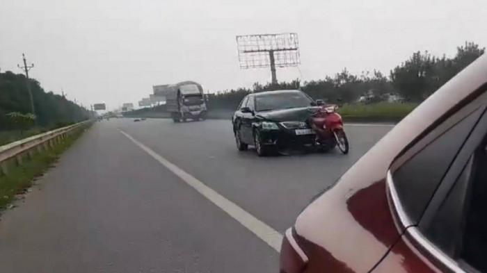 Kinh hoang tai xe Toyota Camry dam xe may dinh vao dau xe roi bo chay