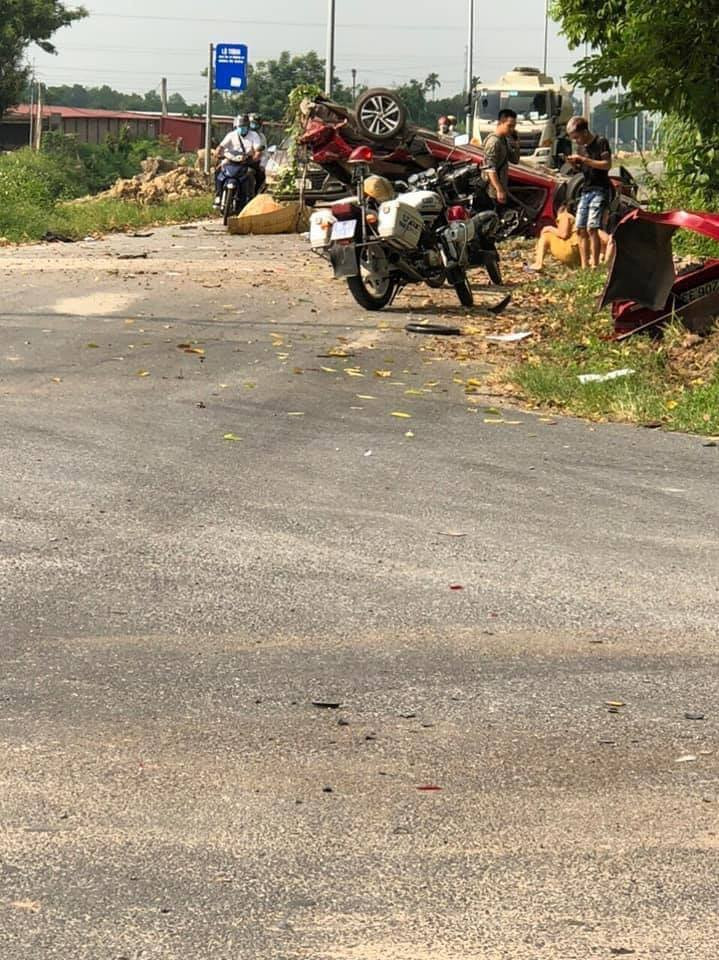 Sáng 5/10, thường trực Ban ATGT huyện Lương Tài cho biết đã có thêm nạn nhân thứ 3 trong vụ việc này tử vong. 2 nạn nhân tử vong trước đó được xác định gồm: Nguyễn Văn Nam (21 tuổi, quê Tân Yên, Bắc Giang - lái xe); Nguyễn Thị H. (quê Yên Dũng, Bắc Giang). Nạn nhân Lê Văn Th. (21 tuổi, quê Phượng Sơn, Lục Ngạn, Bắc Giang) tử vong trên đường đi cấp cứu. Danh tính 3 người bị thương là Đào Đức Q. (21 tuổi, quê Nam Định); Đặng Tuấn M. (23 tuổi, quê Lục Ngạn, Bắc Giang); Nguyễn Gia H. (26 tuổi, quê Gia Bình, Bắc Ninh).