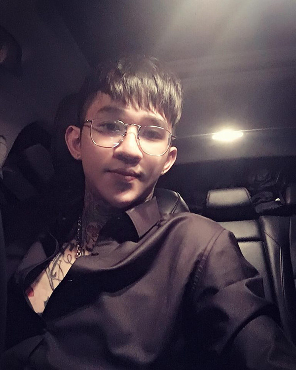 Năm 2013, chàng trai tên Hoàng Đức Nhân (tên thật của Hoàng Tử Gió), sinh năm 1992 ở Quảng Ninh bất ngờ được cộng động mạng chia sẻ rầm rộ, đặc biệt là các hội nhóm về trai đẹp. Hình ảnh của Hoàng Đức Nhân khi ấy được cư dân mạng ưu ái gọi là "anh phục vụ bàn đẹp trai nhất thủ đô". 