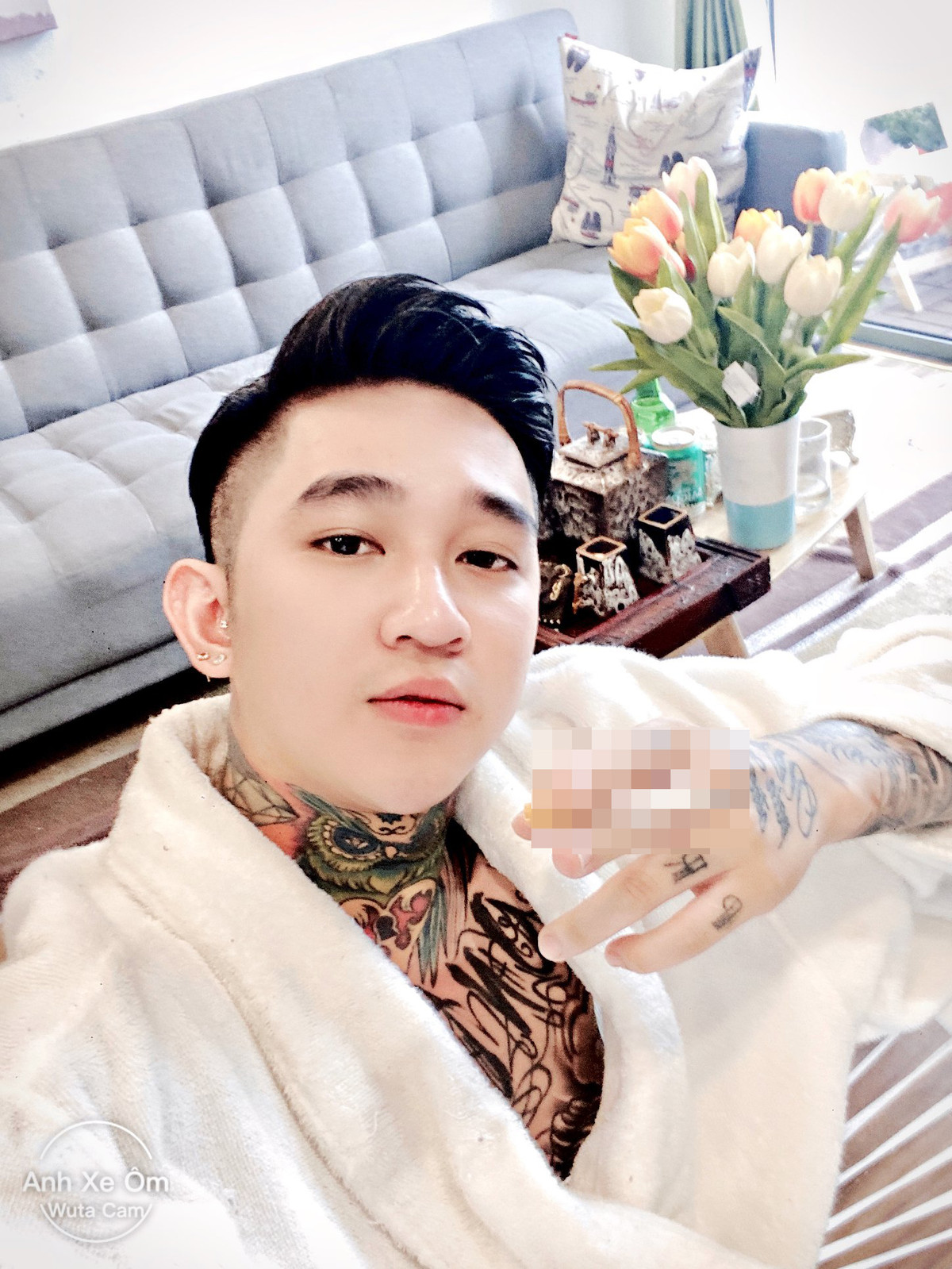 "Hoàng Tử Gió" rất biết cách tận dụng mạng xã hội để đánh bóng tên tuổi của mình nhằm mời gọi, thu hút nhiều người đến quán bar do anh ta quản lý.