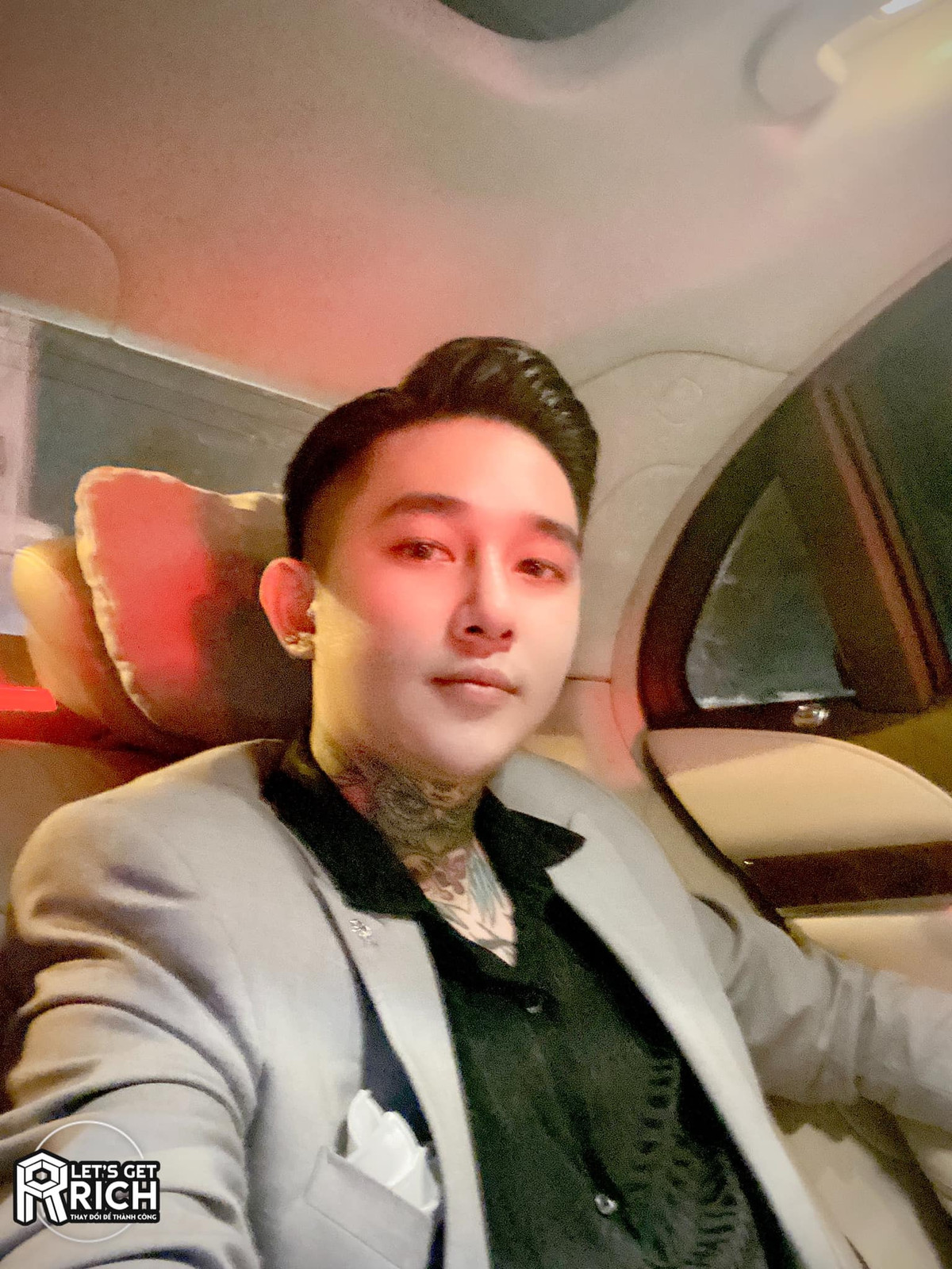 Nguyên nhân vì bức ảnh Hoàng Đức Nhân khi ấy làm quản lí cho một quán bar và khá nổi tiếng trên mạng xã hội.