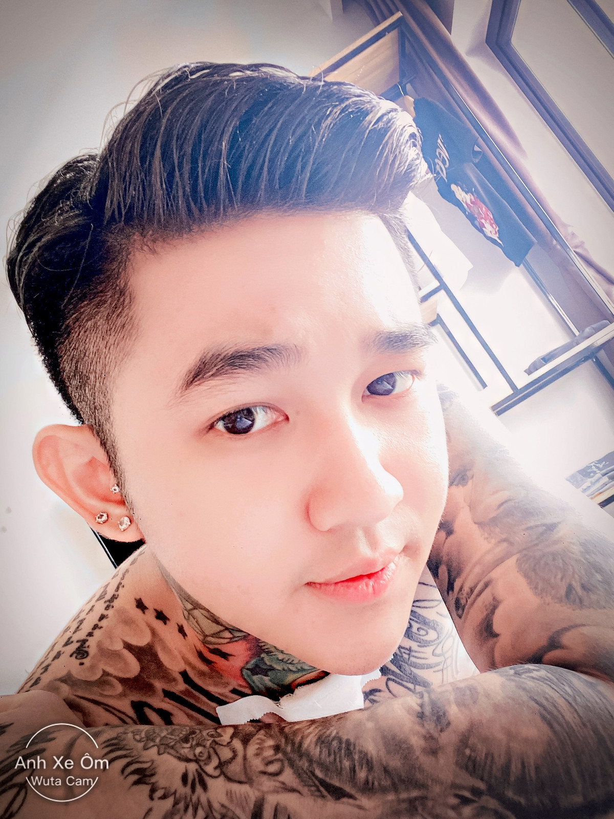 Vào năm 2019, "Hoàng Tử Gió" cùng nhiều dân chơi bất ngờ bị lực lượng chức năng đưa về đồn sau buổi phục kích quán bar vào rạng sáng ngày 23/10. Khi đó, "Hoàng Tử Gió" làm quản lý nhân viên, nhận cuộc gọi đặt chỗ ở một quán bar tên Star3 Club. Anh làm công việc sắp xếp bàn và chăm sóc khách đến vui chơi giải trí.