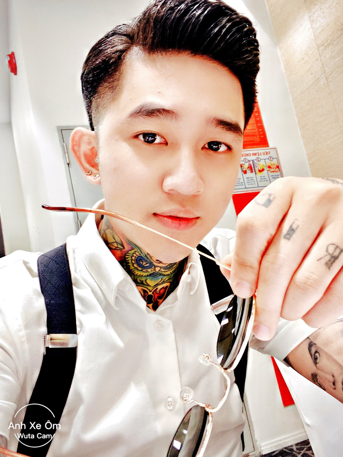 Trên YouTube cũng như các nền tảng khác, "Hoàng Tử Gió" từng khiến người ta bàn tán xôn xao với loạt clip đánh nhau, kèm theo đó là các hình xăm "hổ báo". Theo thông tin mới nhất "Hoàng Tử Gió" đã tử vong ở tư thế treo cổ trong chung cư ở huyện Gia Lâm, Hà Nội.