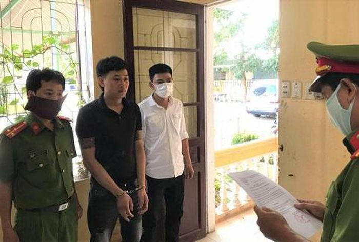  Bắt đối tượng cho vay tiền với lãi suất "cắt cổ" lên tới 240%/năm: Ngày 4/10, Công an TP Huế (Thừa Thiên - Huế) cho biết, đơn vị vừa bắt tạm giam đối tượng Đặng Văn Tuấn (SN 1997, trú tại phường Phú Thượng) để điều tra về hành vi “Cho vay lãi nặng trong giao dịch dân sự”. Tuấn có hành vi cho vay nặng lãi với lãi suất từ 121,67%/năm đến 240%/năm. 