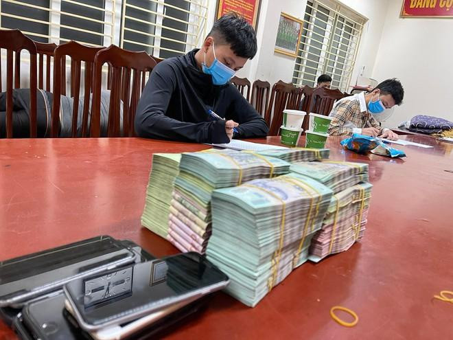 Số tiền từ ví điện tử Momo thì Thành chủ yếu giữ lại và dùng để thanh toán tiền thắng cho các đối tượng đánh bạc. Cơ quan điều tra xác định Thành đã mua hơn 4.700 tài khoản ví điện tử Momo dùng để nhận tiền và trả thưởng cho các con bạc. 