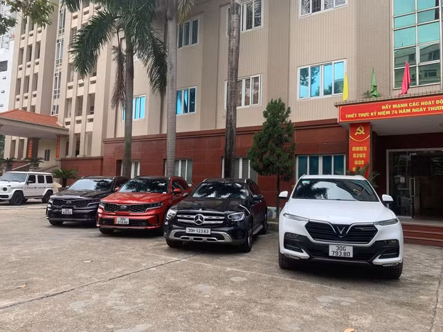 Trước thông tin đơn vị đang hoàn tất hồ sơ để tịch thu, bán đấu giá lô xe ô tô hạng sang đại tá Long khẳng định: "Việc tịch thu, bán đấu giá phải phụ thuộc vào kết luận điều tra, nếu chứng minh được nguồn tiền mua xe sang từ tiền phạm tội mà có và quá trình còn dài. Hiện chưa có việc lập hồ sơ để bán đấu giá....". 