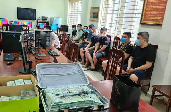 Trước đó, chiều 3/10, Trưởng Công an quận Nam Từ Liêm, CATP Hà Nội cho biết đơn vị này vừa triệt phá một đường dây đánh bạc liên tỉnh lên tới hàng nghìn tỷ đồng. Theo cơ quan Công an, các đối tượng trong đường dây này đã tổ chức đánh bạc bằng hình thức game bài đổi thưởng để thu lợi bất chính trong thời gian dài.