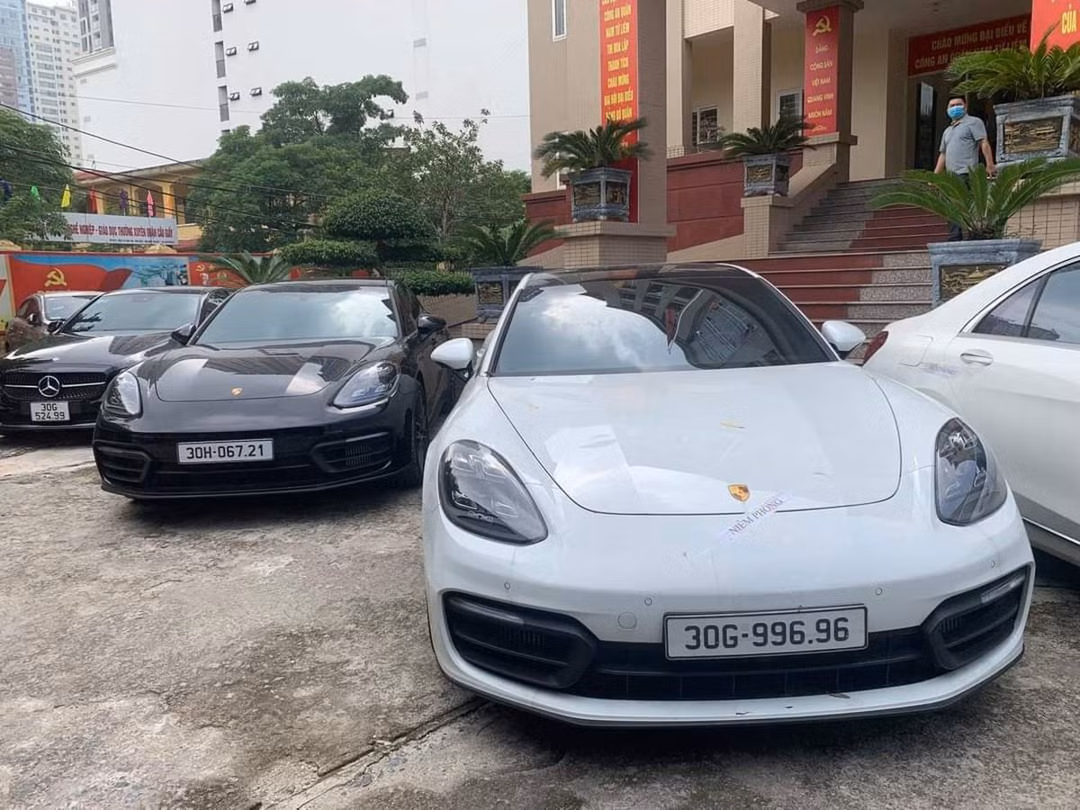 "Trên cơ sở phân loại vật chứng mà điều luật đưa ra các biện pháp xử lý khác nhau có thể là tịch thu sung quỹ nhà nước, tịch thu tiêu hủy, bán theo quy định của pháp luật, giao trả lại cho chủ sở hữu… Còn đối 13 chiếc xe ô tô trên nếu xác định chính xác vật mang dấu vết tội phạm thì có thể sẽ xử lý xung quỹ nhà nước hoặc bán đấu giá khi bản án tuyên và thi hành" - luật sư Biên phân tích. 