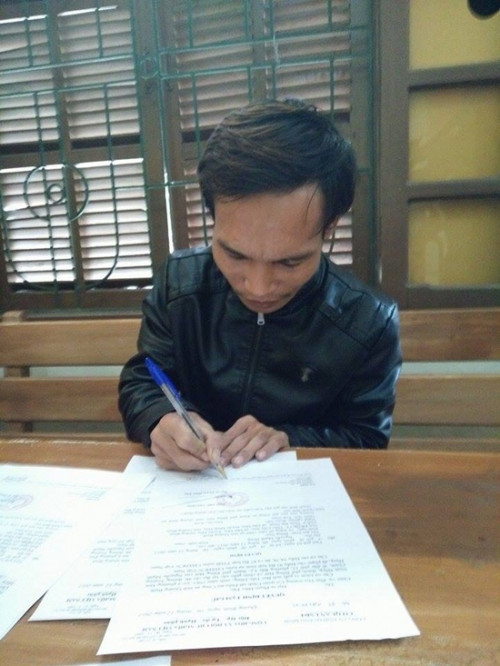 Nghi can Hùng tại cơ quan điều tra. Nguồn ảnh: Báo Công Lý