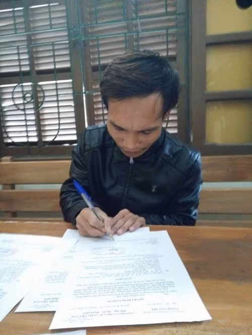 Nghi can Hùng tại cơ quan điều tra. Nguồn ảnh: Báo Công Lý