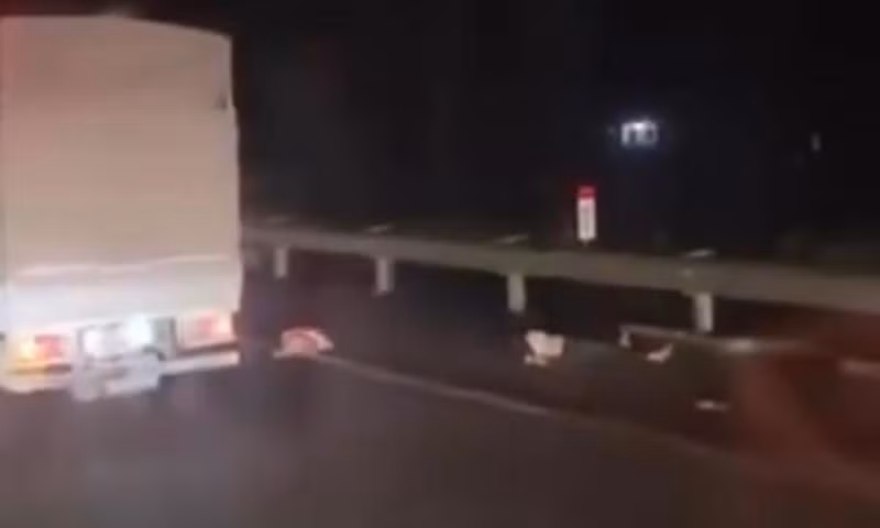 Di bo tren cao toc, hai me con bi xe tai tong thuong vong