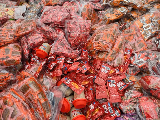 Lam ro vu hang tan banh keo do bo tai bai rac La Phu-Hinh-2