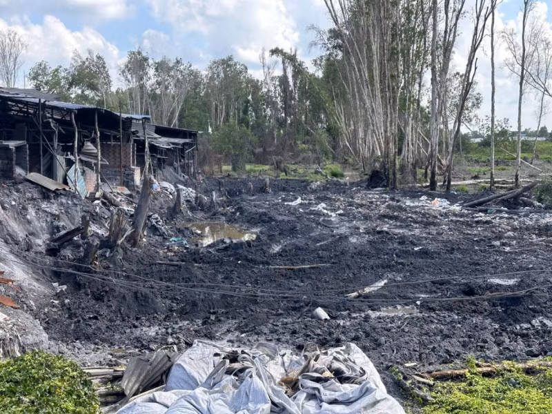 Do chat thai ra moi truong, chu co so luyen nhom bi khoi to