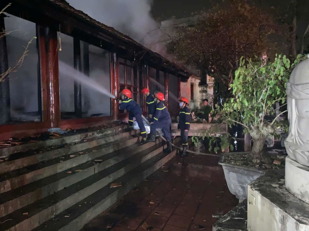 Bac Giang: Chua hang tram nam tuoi bi chay rui