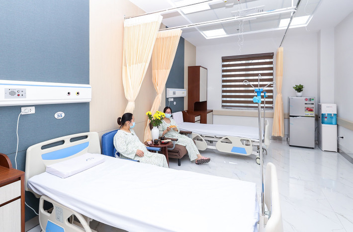 Bên cạnh đó, khoa Phụ sản – Bệnh viện Đại học Y Hà Nội cũng là địa chỉ tin cậy của nhiều sản phụ. Khoa có quy mô 43 giường bệnh với 10 bác sĩ và 20 điều dưỡng. Đây đều là những người có nhiều năm kinh nghiệm trong khám, điều trị và chăm sóc sức khỏe sinh sản. (Ảnh báo daibieunhandan)
