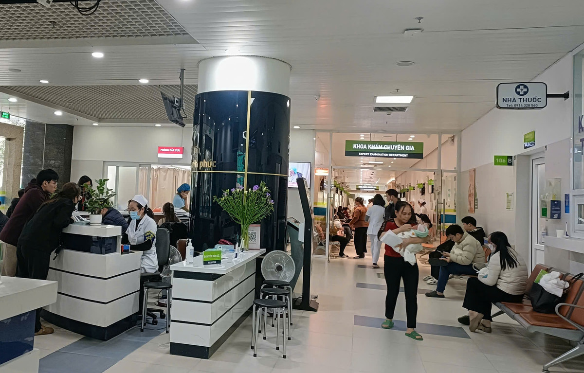 Bệnh nhân đến khu đón tiếp khám dịch vụ khoa Chuyên gia của Bệnh viện Phụ sản Hà Nội được hướng dẫn tận tình, chu đáo để người bệnh cảm thấy an tâm, tự tin hơn trong suốt quá trình khám chữa bệnh.