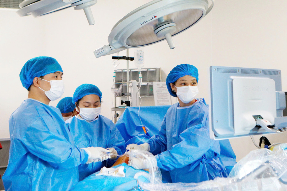 Các bác sĩ Bệnh viện Phụ sản Hà Nội mổ can thiệp bào thai. (Ảnh BVCC)