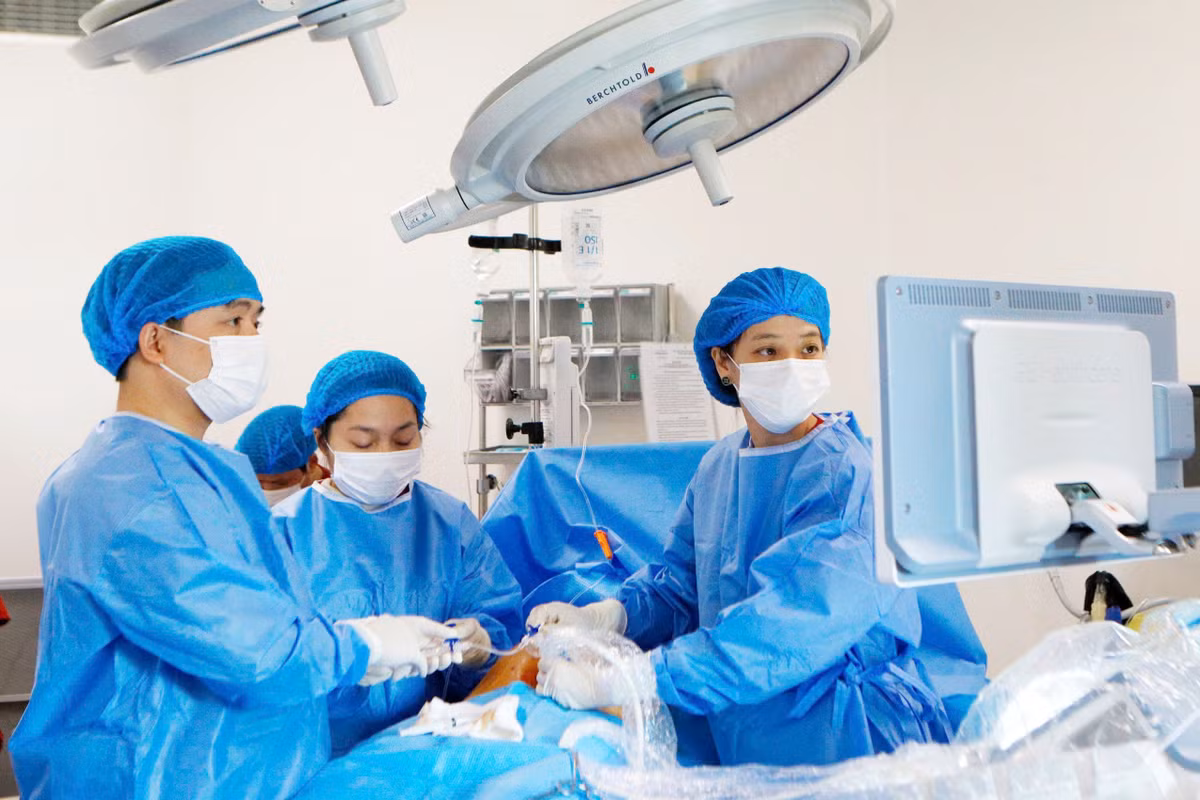 Các bác sĩ Bệnh viện Phụ sản Hà Nội mổ can thiệp bào thai. (Ảnh BVCC)