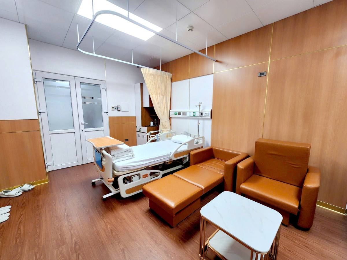Phòng sau đẻ của khoa dịch vụ Bệnh viện Phụ sản Hà Nội có giường, sofa, bàn trà... và tiện nghi thiết yếu. (Ảnh BVCC)