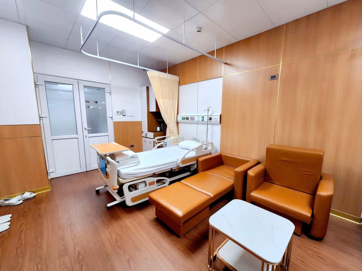 Phòng sau đẻ của khoa dịch vụ Bệnh viện Phụ sản Hà Nội có giường, sofa, bàn trà... và tiện nghi thiết yếu. (Ảnh BVCC)