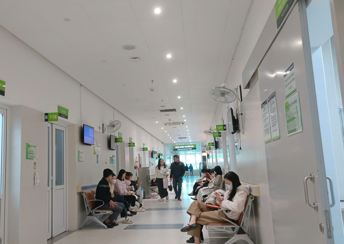 Khu chờ khám dịch vụ khoa Chuyên gia của Bệnh viện Phụ sản Hà Nội thông thoáng, sạch sẽ tạo cảm giác thoải mái cho bệnh nhân và người nhà.